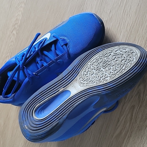 Nike IsoFly Basketball Sneakers - Picture 4 of 4